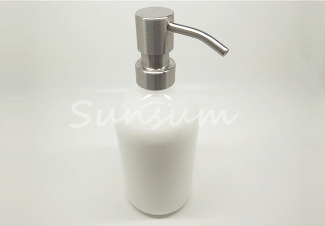 Cosmetic Plastic Shower Gel Lotion Iron Pump Shampoo Bottle with 500ml