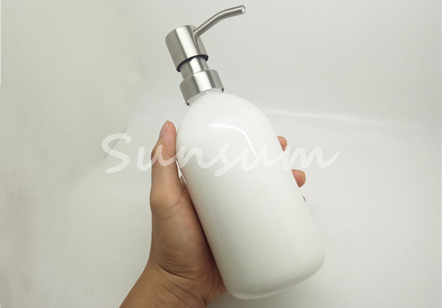 Cosmetic Plastic Shower Gel Lotion Iron Pump Shampoo Bottle with 500ml