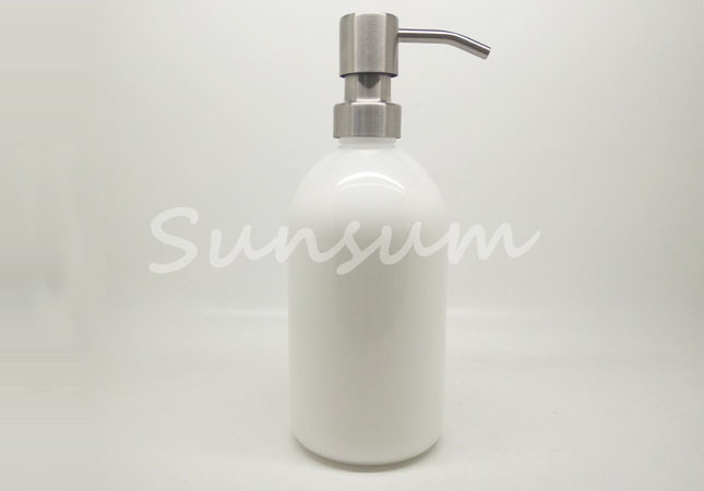 Cosmetic Plastic Shower Gel Lotion Iron Pump Shampoo Bottle with 500ml